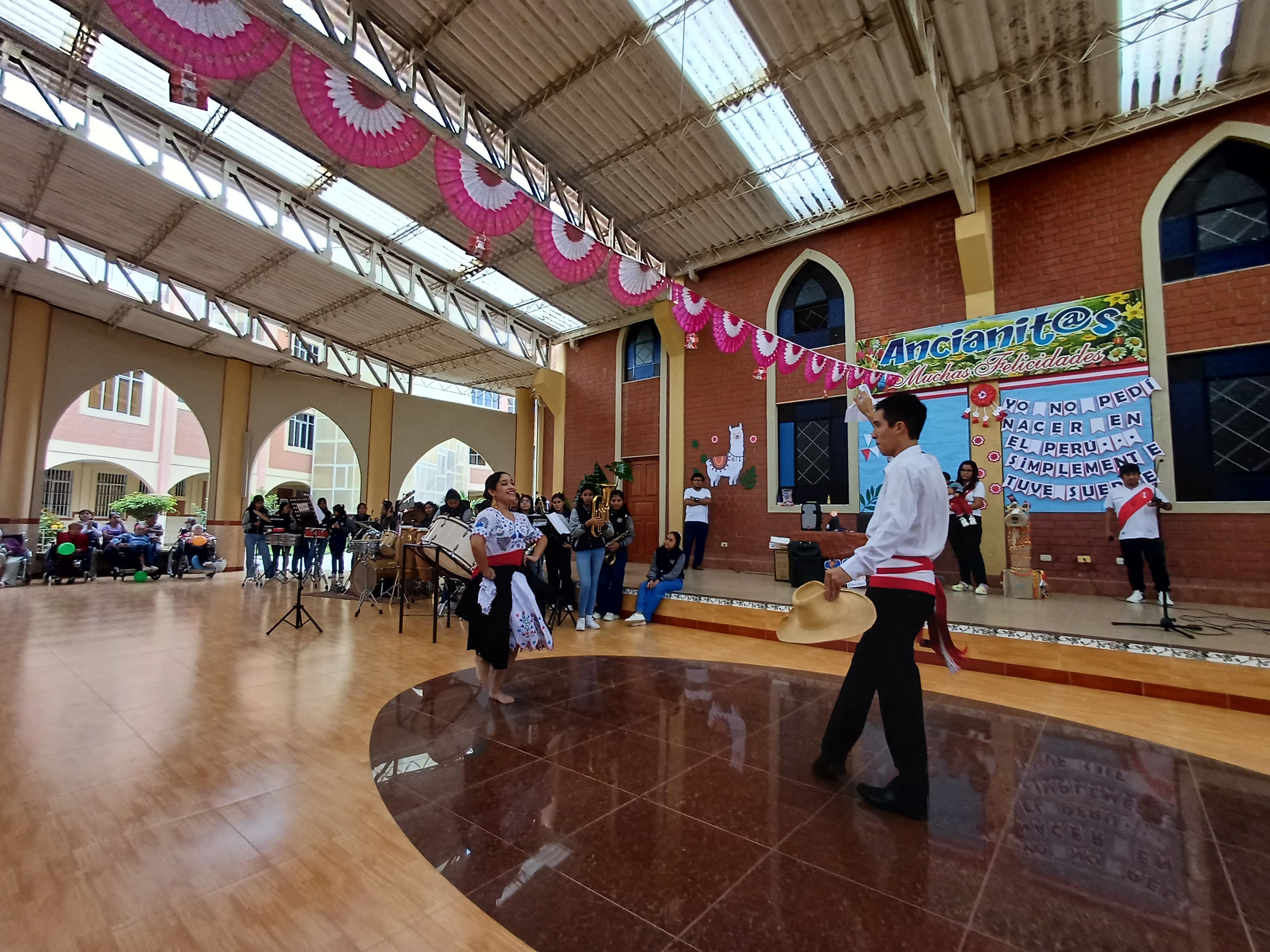 CELEBRANDO NUESTRA PERUANIDAD: FIESTAS PATRIAS EN EL ASILO 
